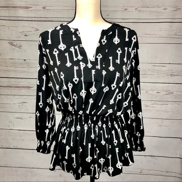 Alfani Tops - 🔑 ALFANI Black & White Key Blouse!
